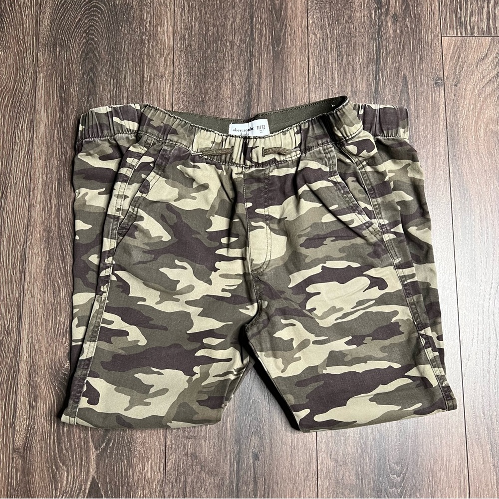 Abercrombie Camo Joggers with back pocket. Great quality
